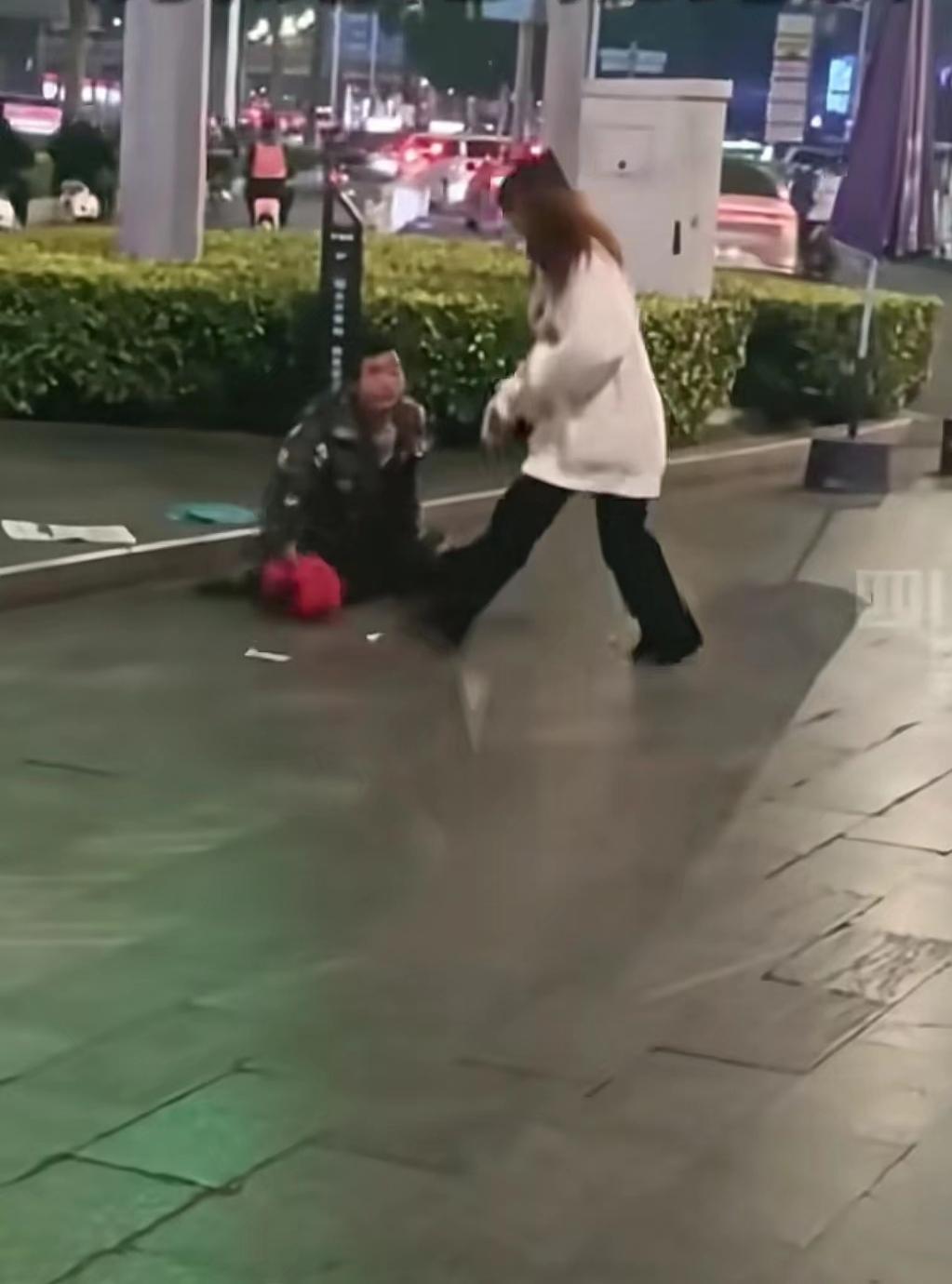 太没教养了
残疾人蹲在街头哭着说′拿我钱，还我’。
广西南宁街头一女子，戏耍残疾