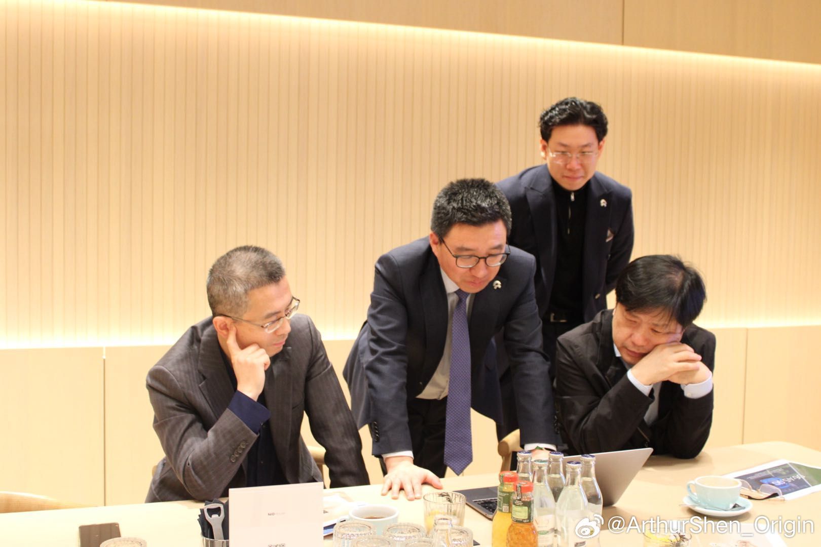 这周三，中国驻汉堡总领事林动一行，参观了蔚来位于德国汉堡的换电站和蔚来中心（NI