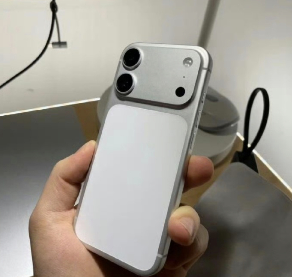 iPhone18标准版神似17Pro 这不能说是神似了，这也太像了吧，也可以说就