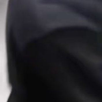 0000每一个幸福而满足的人的房门背后都应当站着一个人，拿一个小锤子经常敲着门，