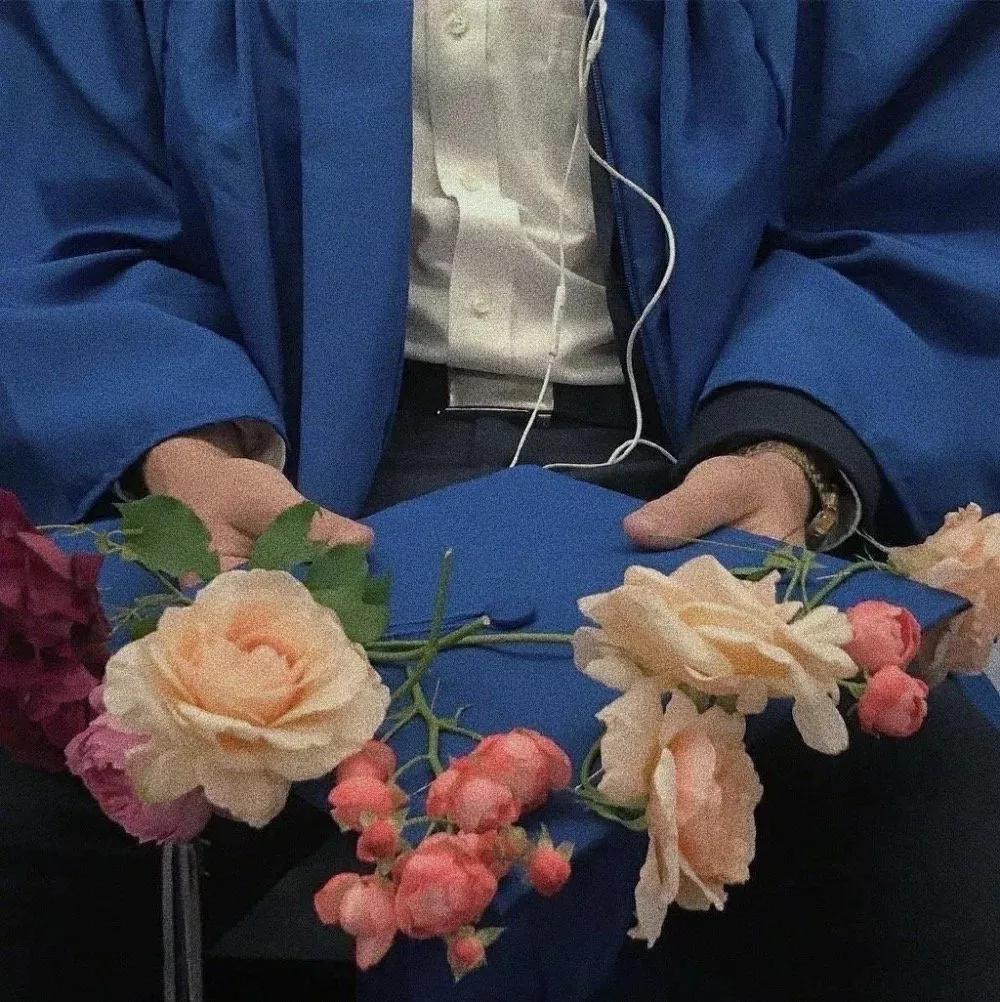 刚结婚第一年的冬天，我和老公租的房子没暖气，很冷。晚上睡觉时老公抱着我的脚给我暖