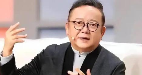 2026年春天，北京某剧院后台，六十五岁的成方圆独自坐在化妆镜前调着吉他琴弦。 
