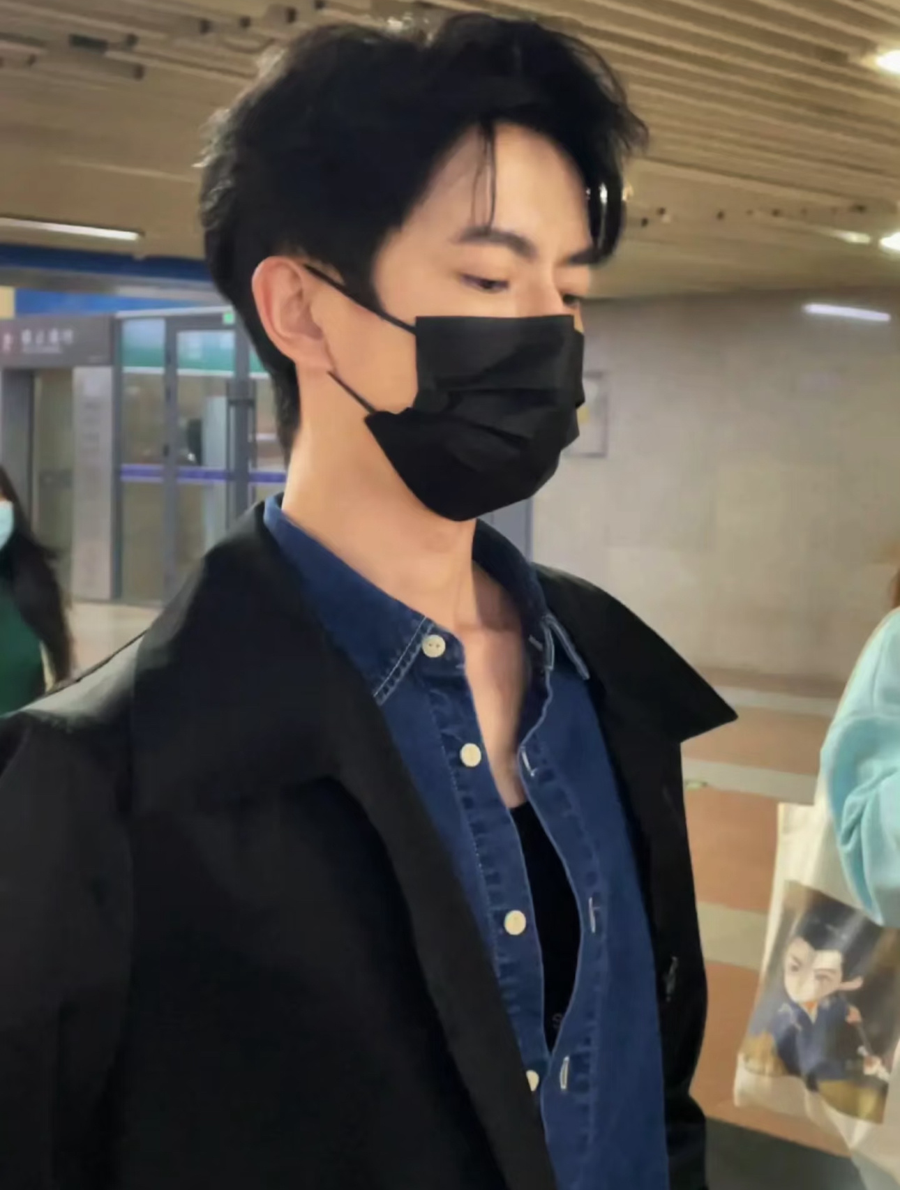口罩也遮挡不住他的帅气[心] ​​​