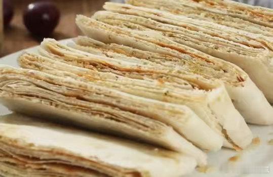 家电华佗带山东煎饼去看春晚 家电华佗宋金波去看春晚，家人把新年祝福缝进红袜子，把