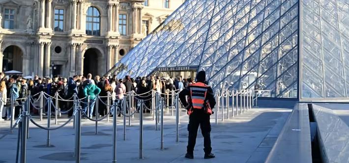 卢浮宫这起失窃案可太离谱了！10月19日，4名窃贼用升降装置潜入，几分钟就抢走9