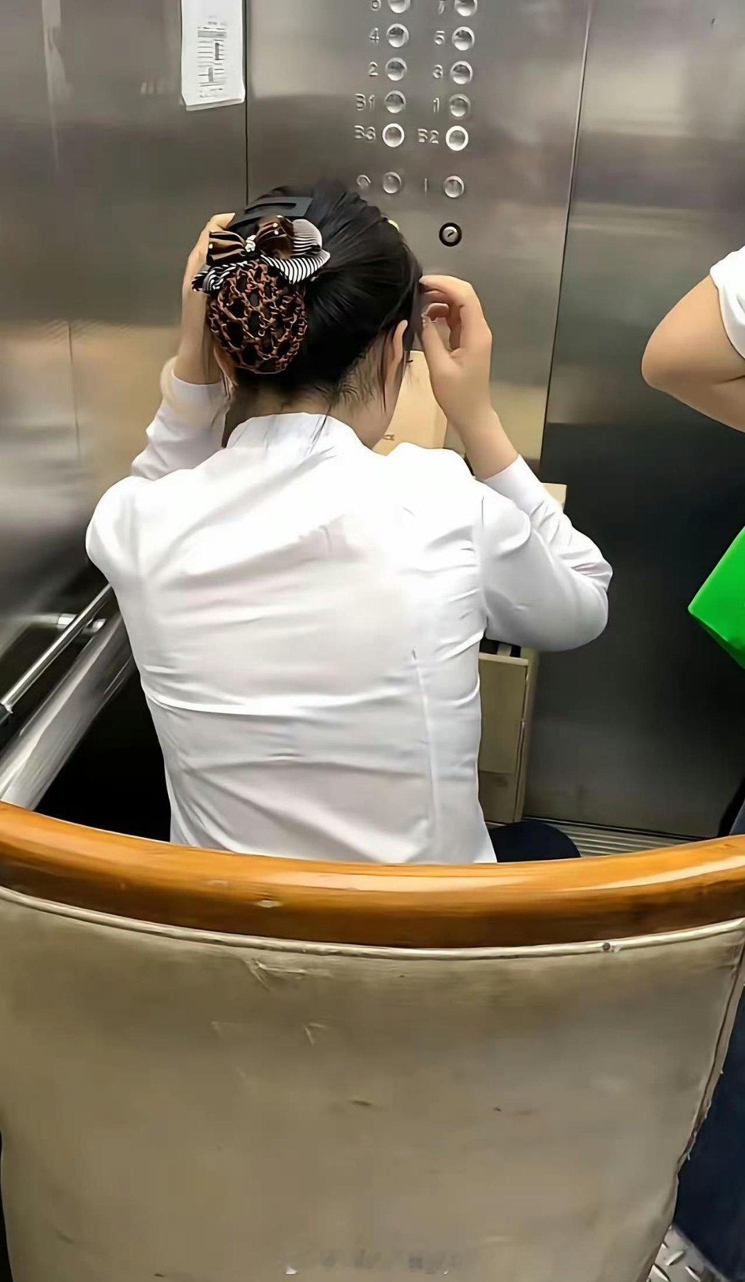 这是什么神仙职位。只用在电梯里帮忙按楼层就行了，还可以吹空调 