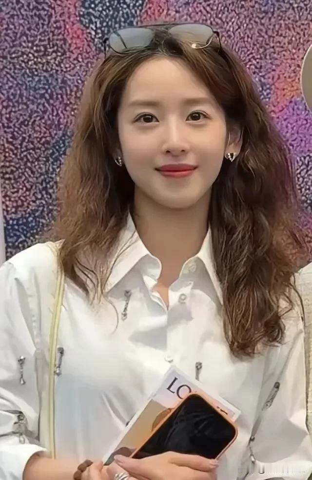 “奶茶妹妹”杀回伦敦，烫头变“羊毛卷”，淡妆撞脸李梦？网友惊呼：这真是那个捧奶茶