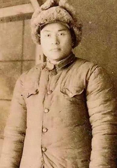 1942年，侦察股长凌少农，私下向日本人购买布料，对方说：“你看起来像军人？”凌