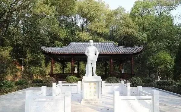 1942年，女战士施奇落入敌手，她宁死不屈，敌人将她残忍活埋。然而，敌人刚转身离