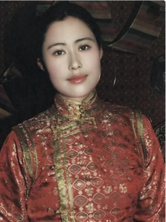 斯琴高娃在我记忆里从来没有漂亮过，她一个蒙古族女人长的五大三粗，在电影《归心似箭
