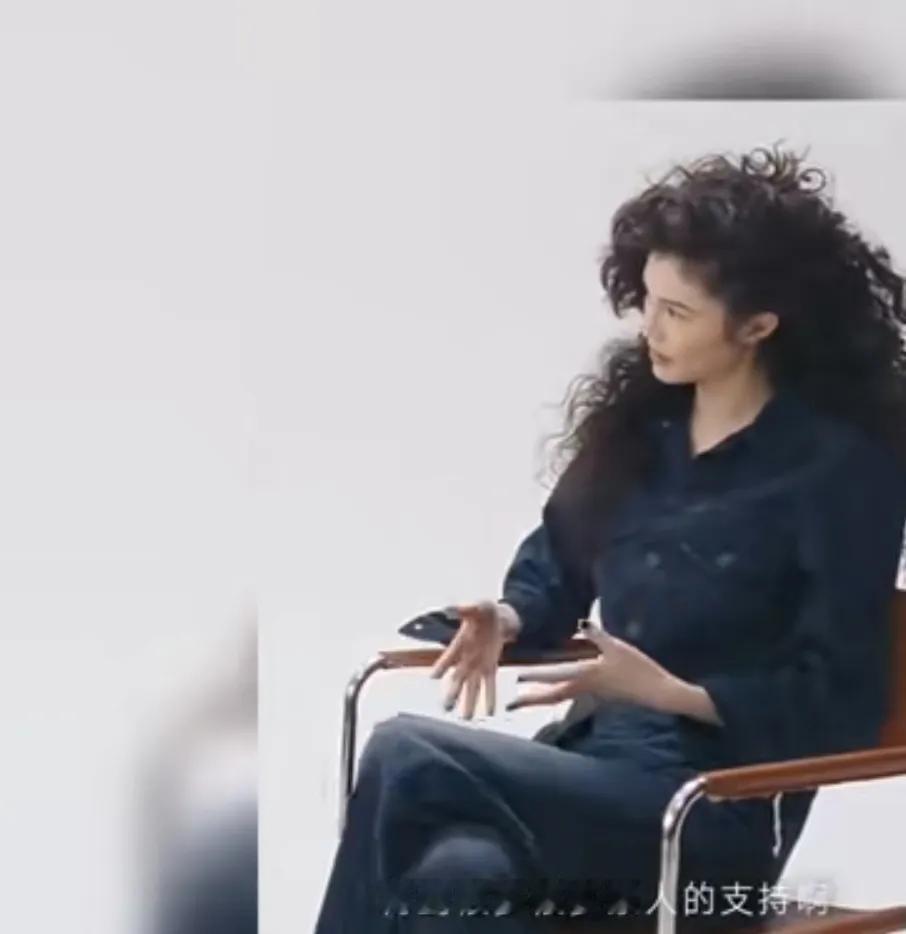 何穗谈产后心境，说:“我已经得到很多很多家人的支持啊和照顾啊，我依然会觉得产后激