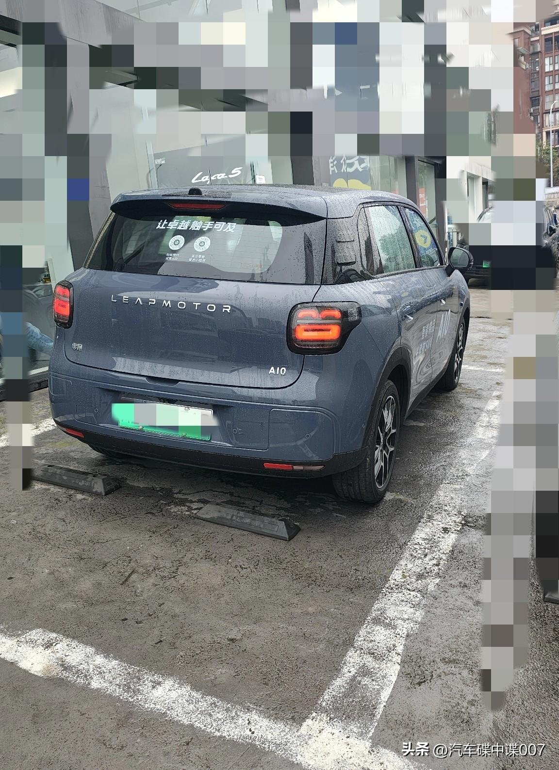 这是什么车？车窄轴距短，轮胎还内凹，看起来怎么这么像老头乐