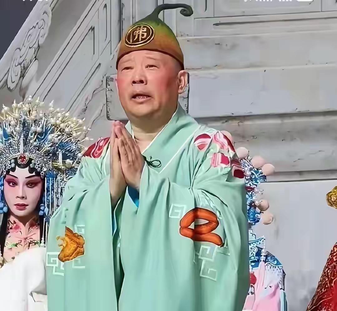 说郭德纲篡改红歌没报备这就是要毁了相声，相声是一门语言的艺术，讲究说学逗唱，三翻