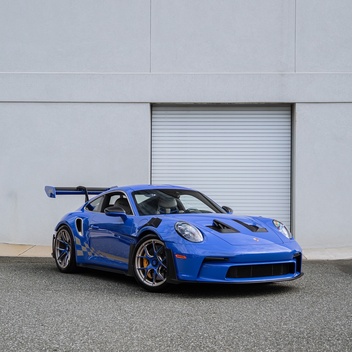 Maritim Blue 992 GT3 RS 实例采用了白色金色调和漆面匹配的