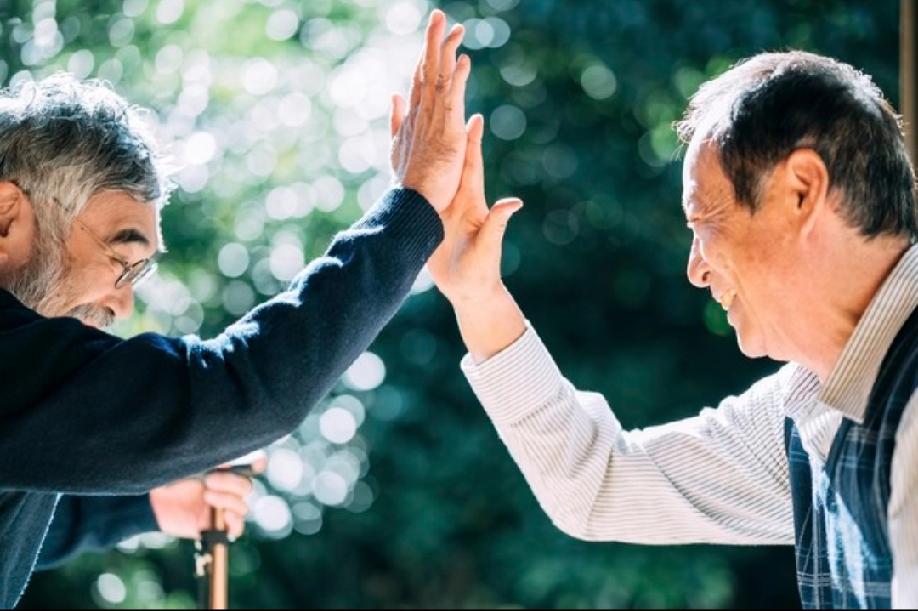 有的老人年龄大了，就又退回当小男孩时候的状态，会让人照顾的很累。
老李很小的时候