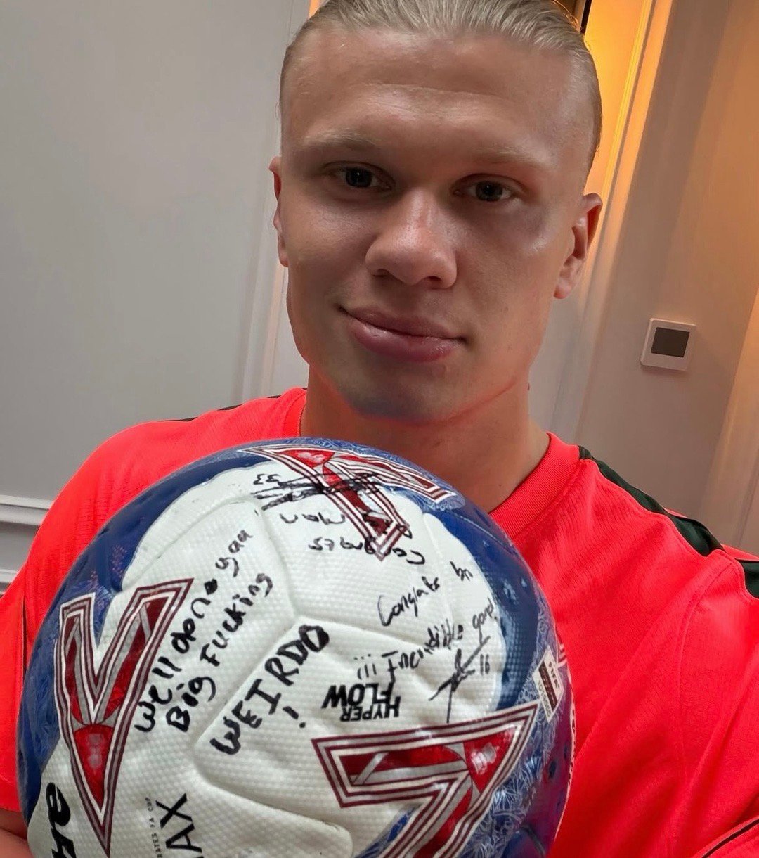 打进帽子戏法的哈兰德可以把比赛用球带走，有人在上面写了干得好你个大怪物为什么我觉