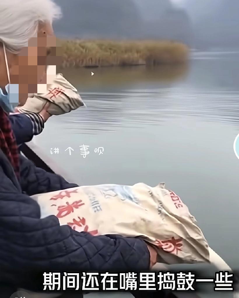 听说过有放生鱼的，有放生龟的，还有前段时间放生蛇的。现在辽宁葫芦岛几个中老年人，