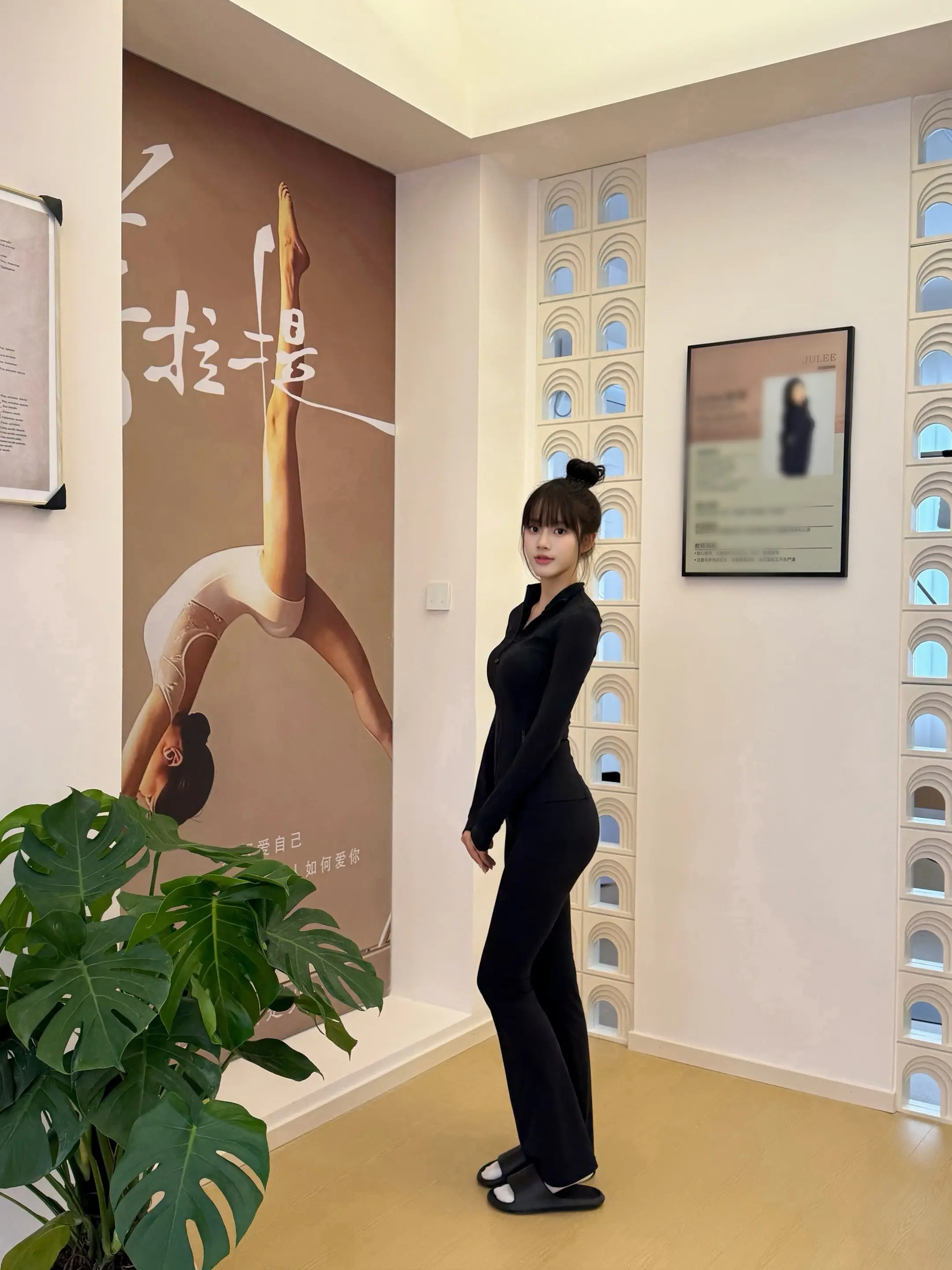 世界上不缺恋人 和漂亮的人 缺的是真正对你好的人 会问你累不累的人 待你如初的人