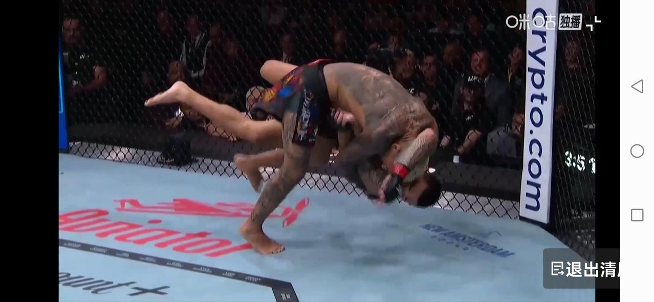 万众期待的奥利维拉和霍洛威的比赛在一片嘘声中结束了，奥利维拉五回合每个回合都有摔