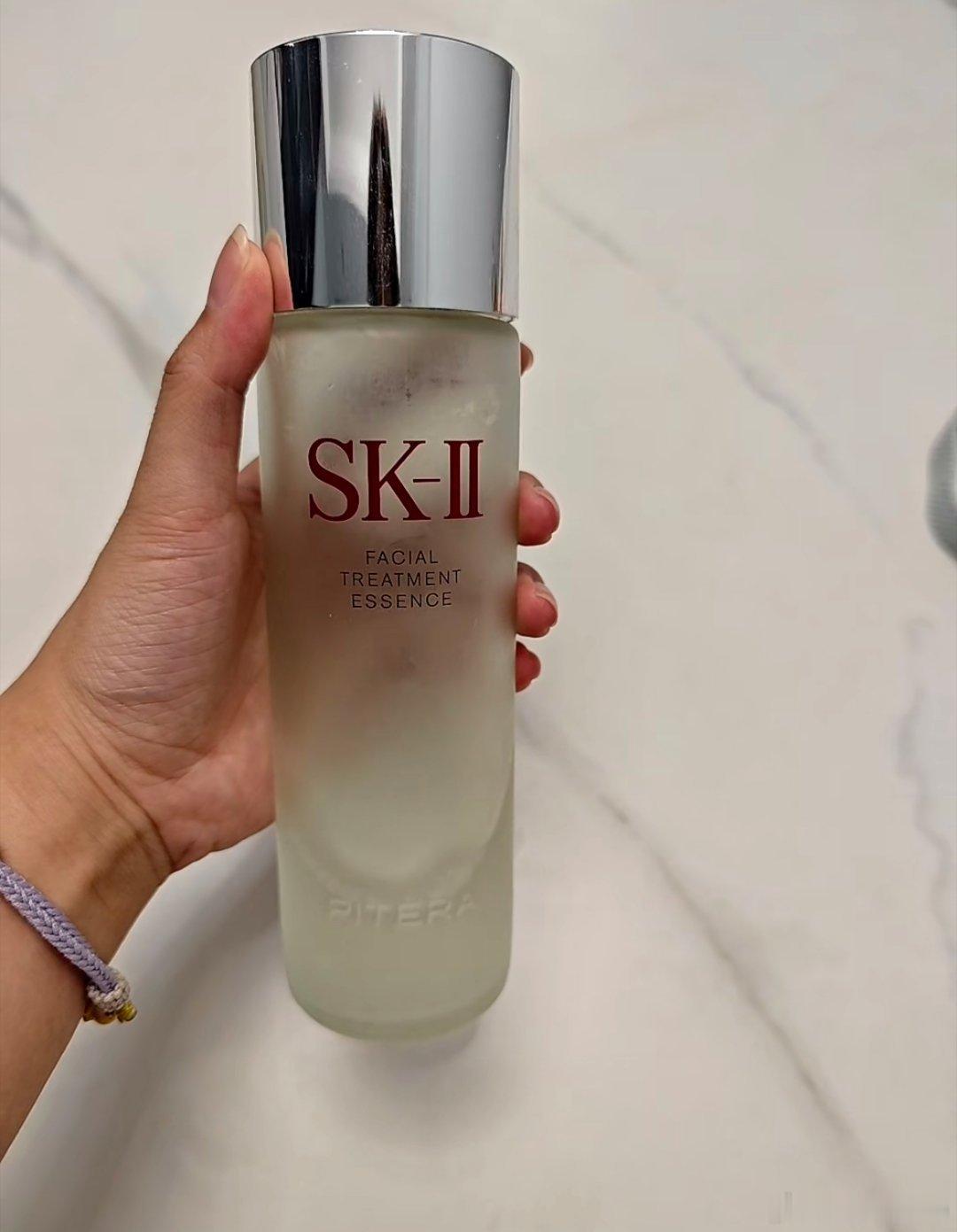 sk2神仙水咔咔用，油皮真离不开。这么清爽的精华水太难找平替了，还是水油平衡的一