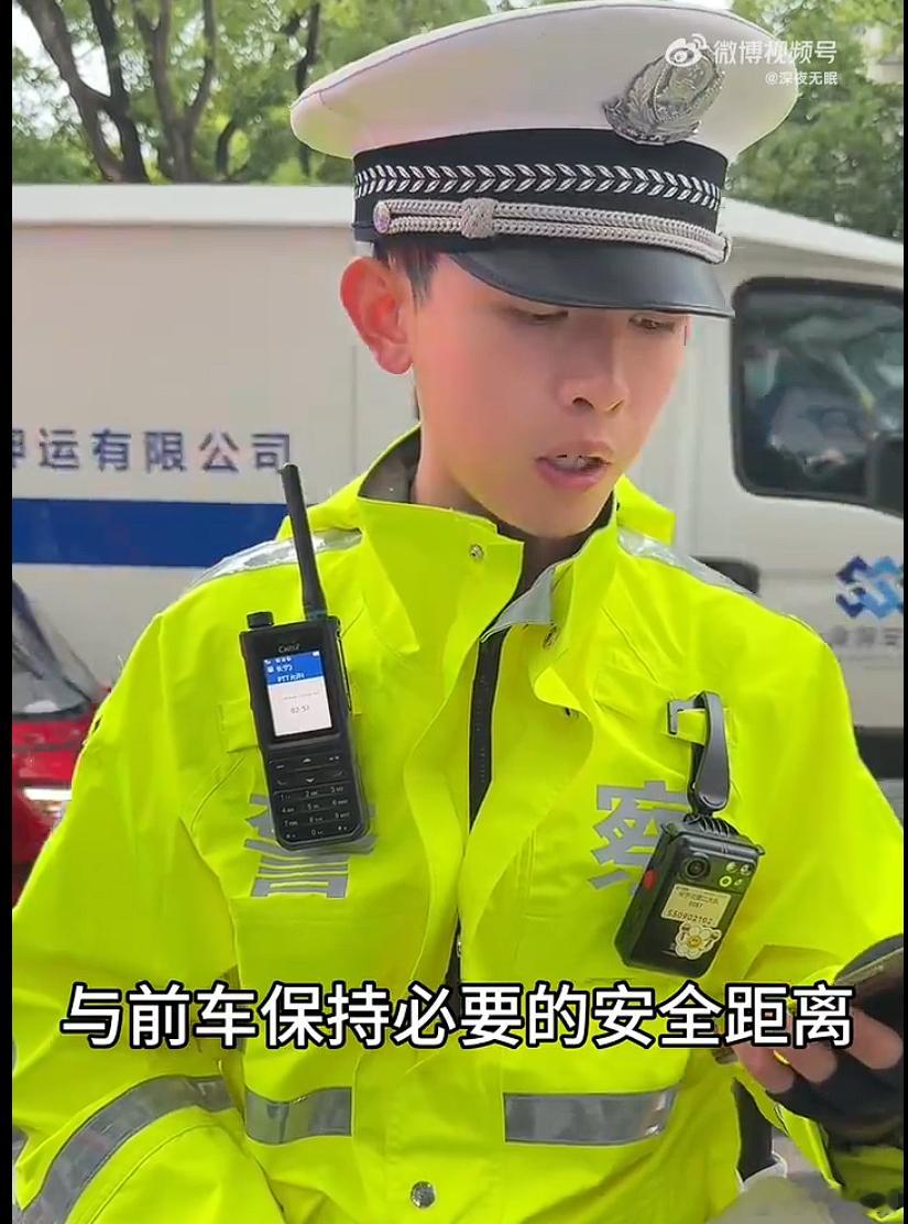 上海长宁执法视频不懂交规女司机 为什么总是有女司机看到一个男性交警，就会自动把对