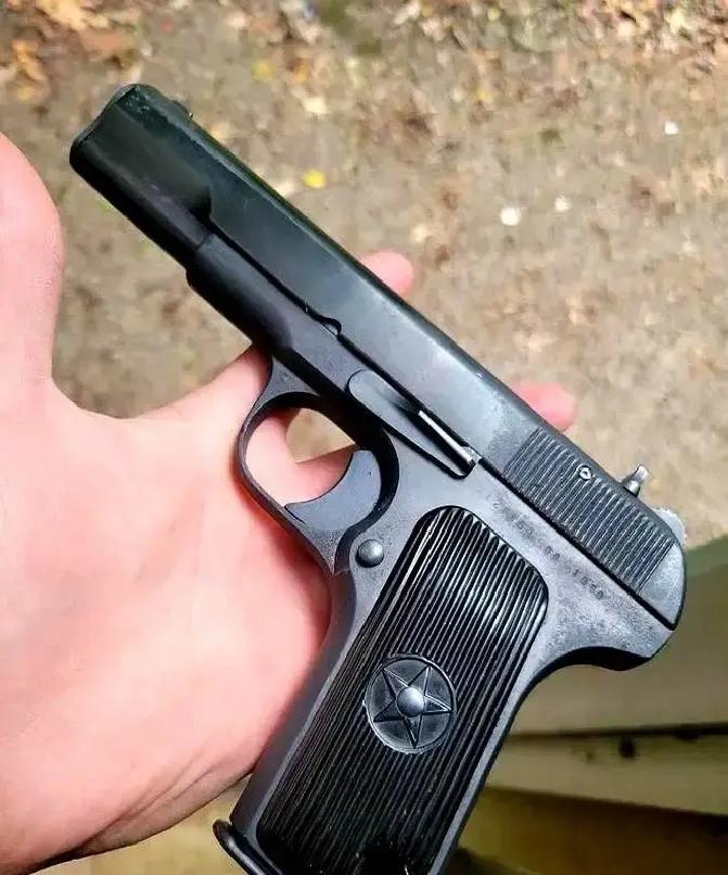 我爸年轻时在国营大厂保卫科，腰里别着五四手枪，发工资那天他得扛着装满现金的铁皮箱