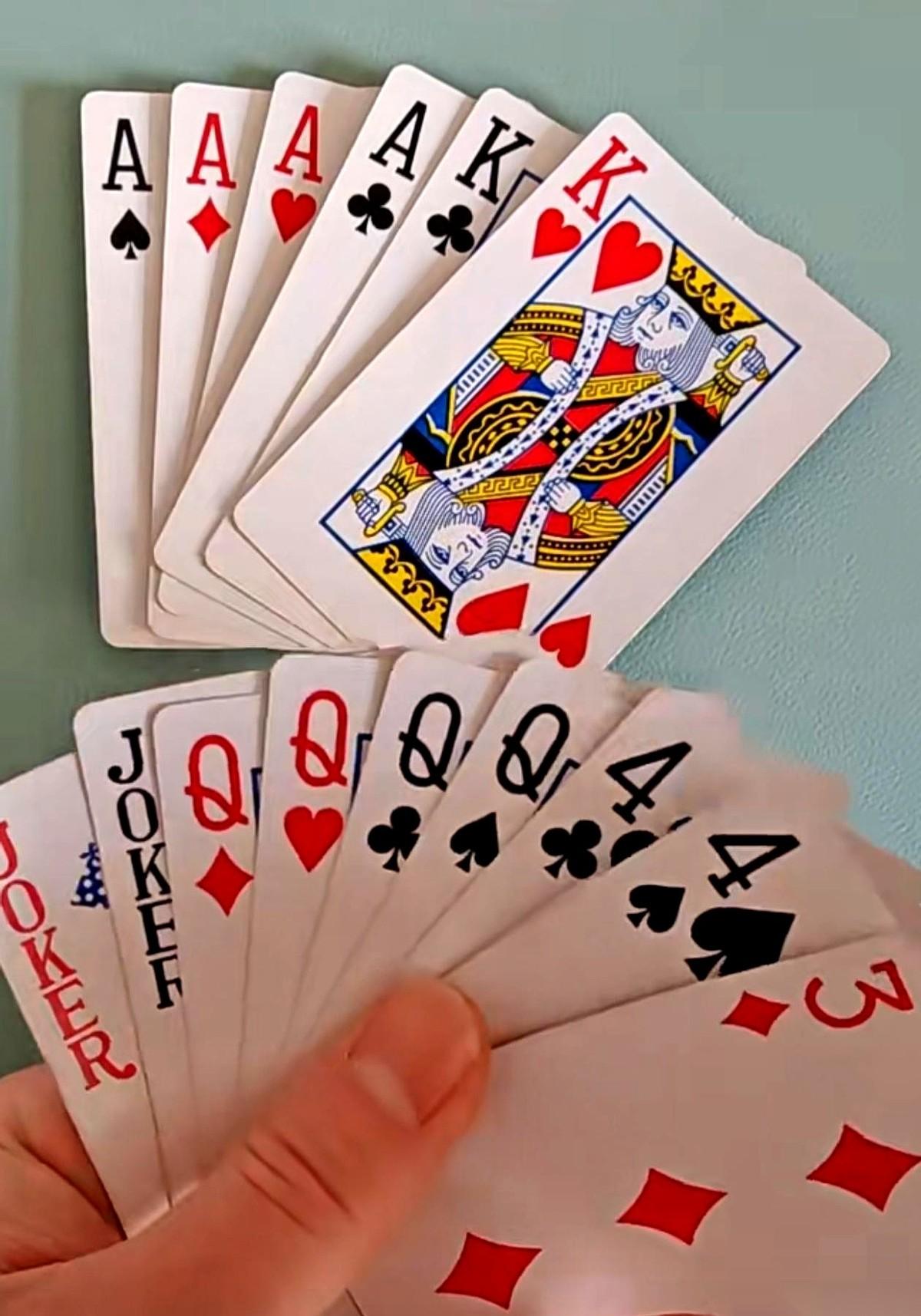 盯着这副牌看了五分钟，突然觉得，这哪是斗地主啊。
这不就是咱们过的日子吗？
开局