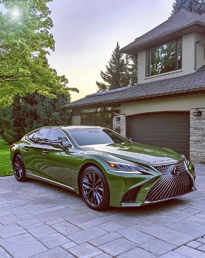 雷克萨斯LS500，这颜色有没有别具一格！