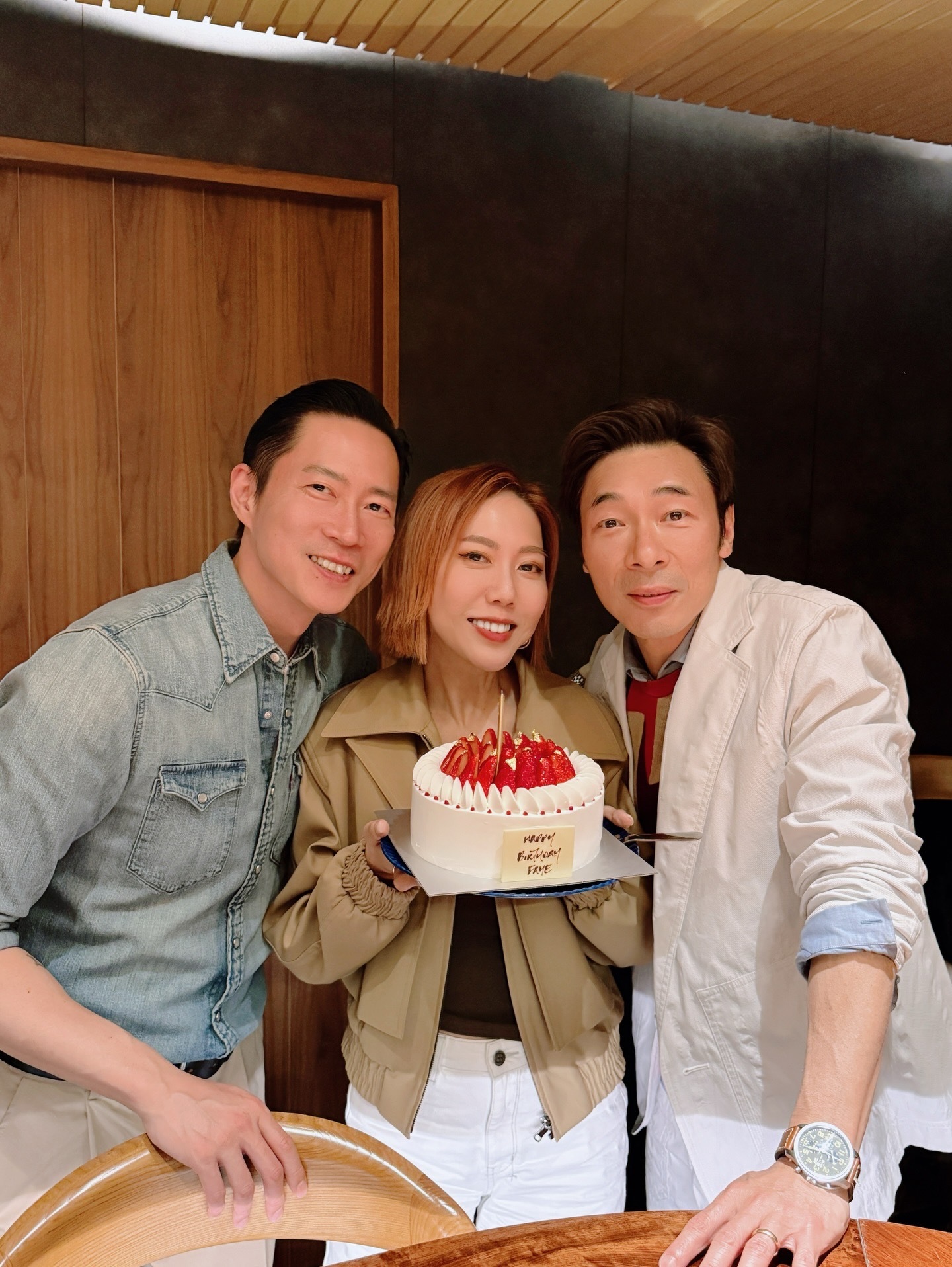 郑秀文许志安帮好友庆祝生日 