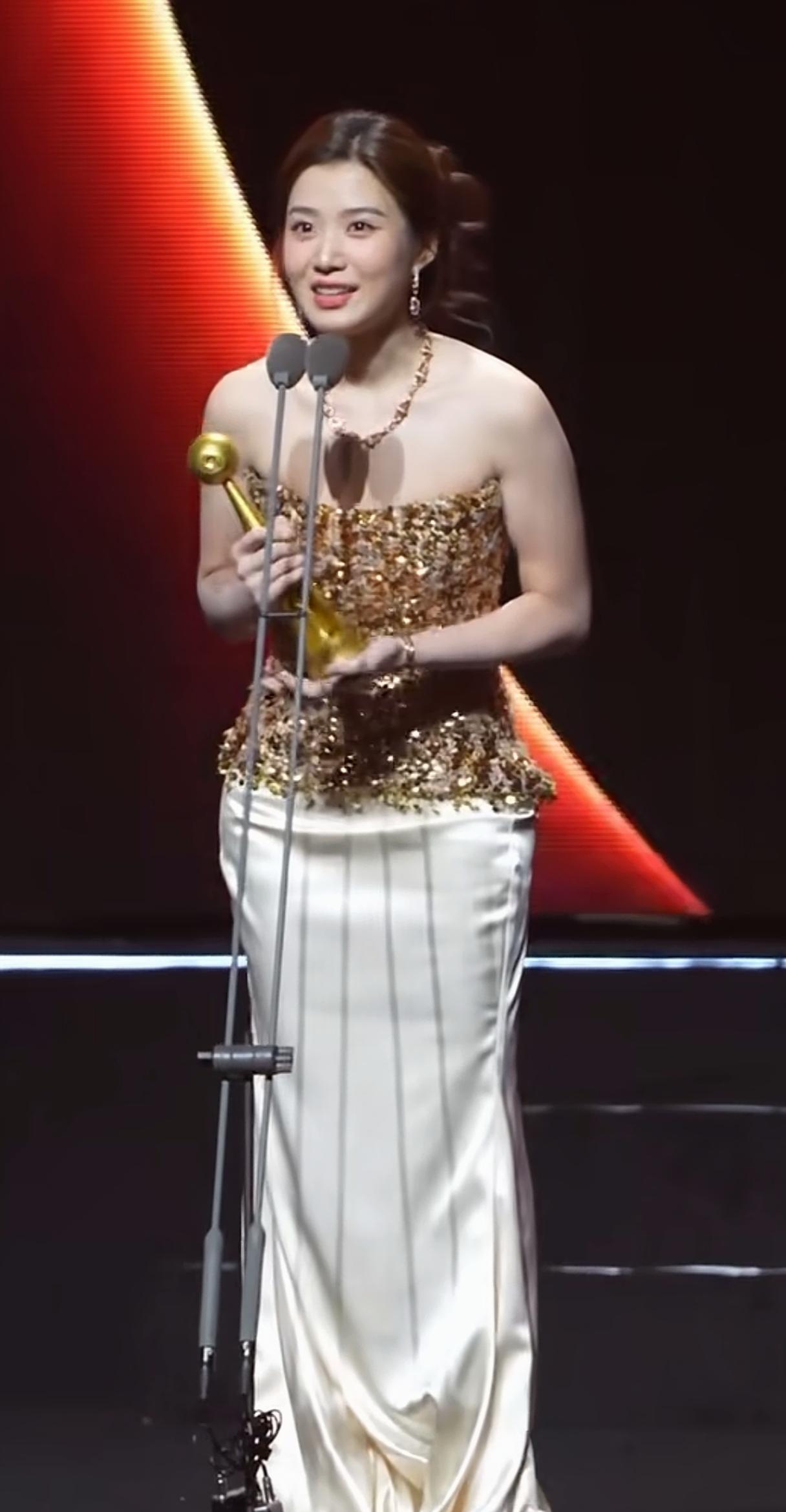 长相甜美的女演员，落落大方，自信满满，大家对她有印象吗？
她是演员卢昱晓，199