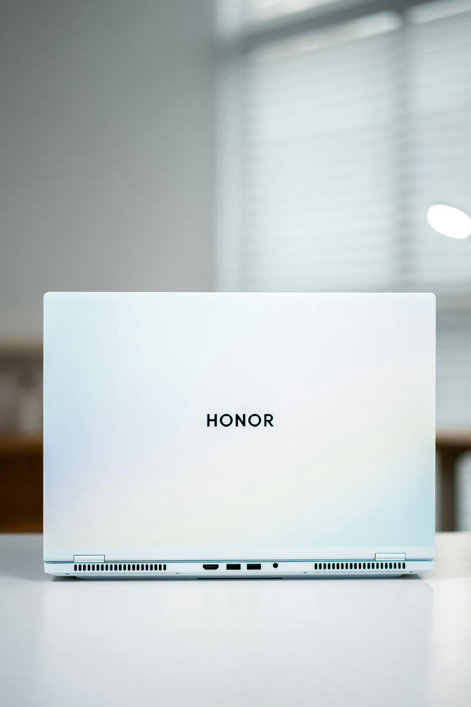 给公司女同事准备了新的笔记本，MagicBook Pro 16 ，之前我就说过，