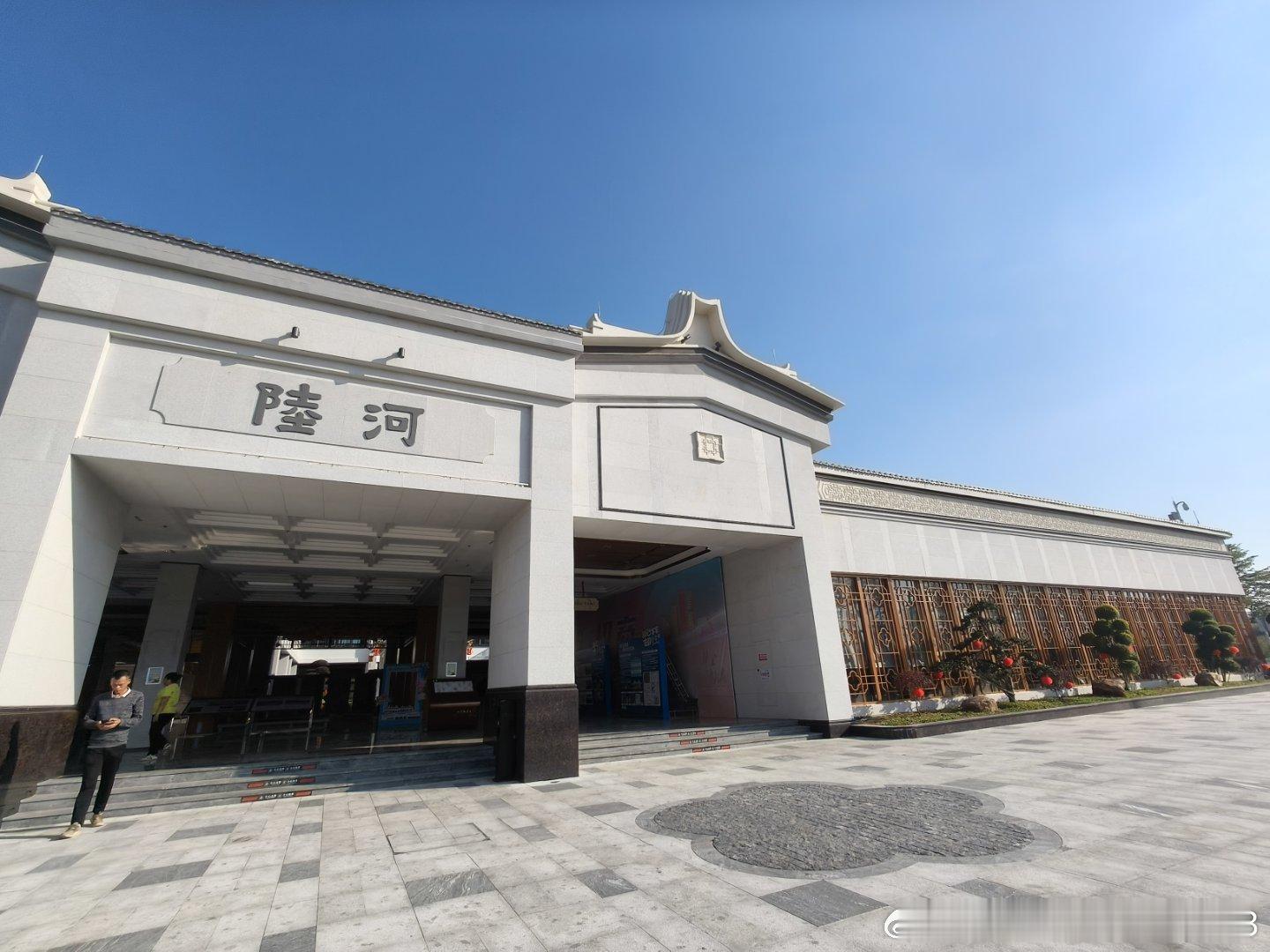 咱就是说，现在的服务区真的是越来越有特色了！第一次到陆河服务区，第一次听说九厅十