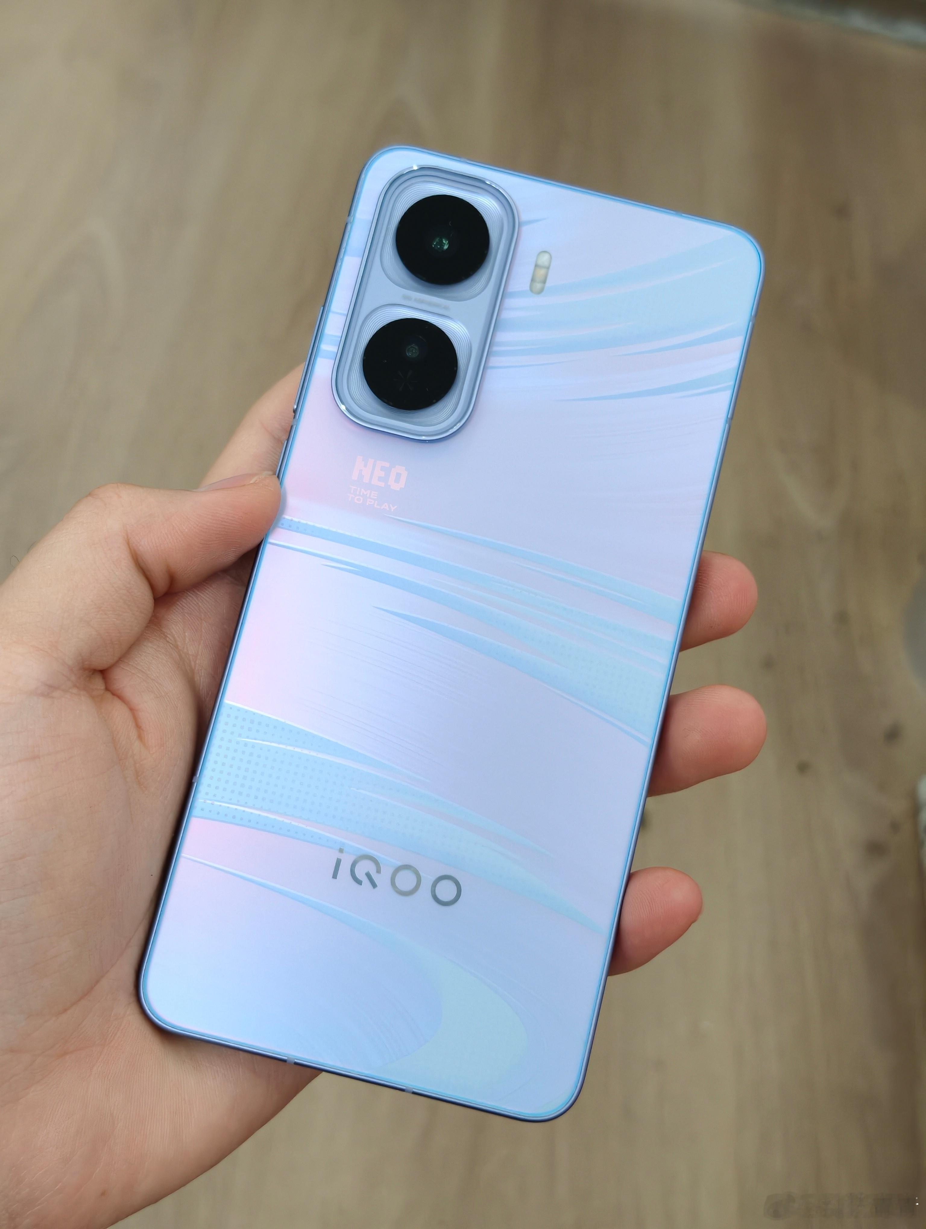 iQOO的Neo11很均衡，只有一款可以选，没有选择困难症。配色是真的有个性，做