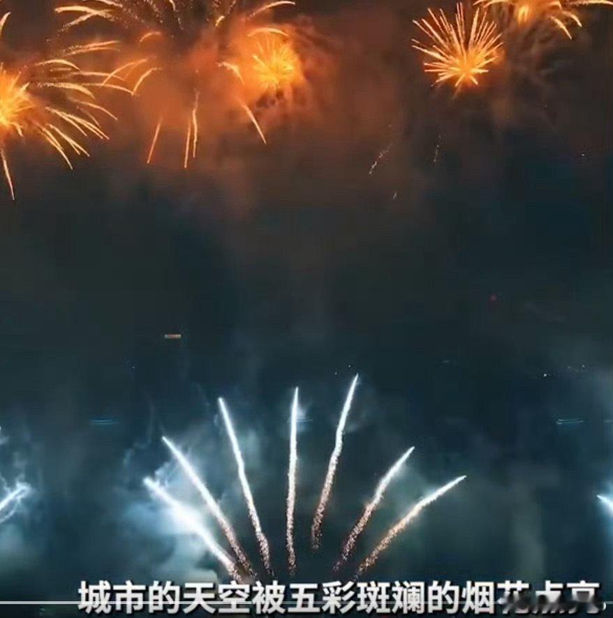 年轻人跨年热衷三件事 年轻人跨年热衷于聚会狂欢、旅行探险和线上挑战。他们追求激情