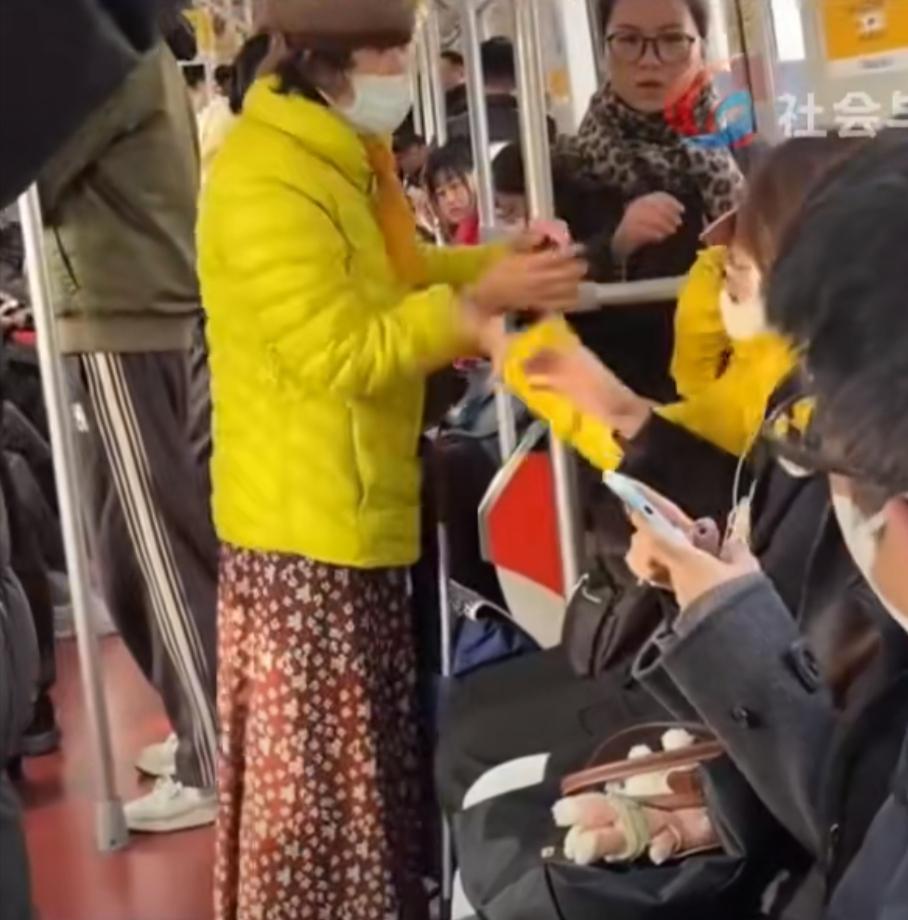 近日上海地铁11号线的早高峰时段，一位年长女士因“爱心座位”与一名年轻女孩发生激