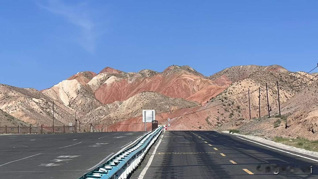 S101省道上的百里丹霞画廊，赤壁天湖，肯斯瓦特蓝湖。
图文原创：青妹
分享手机
