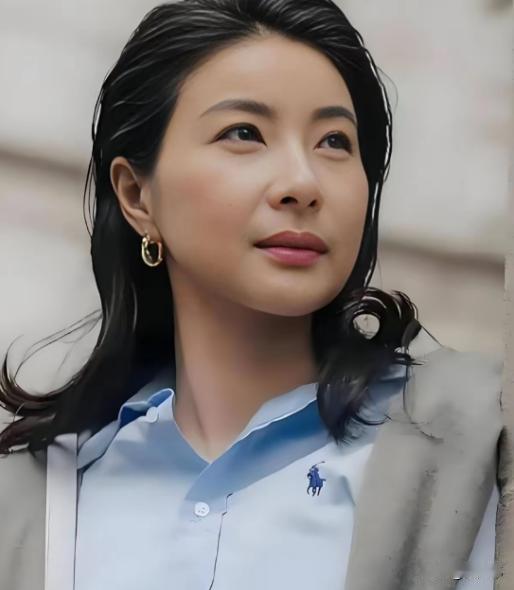 香港算命大师曾直言“不敢给郭晶晶看相，她打破了相书定律”，有人说她小耳垂无贵人相