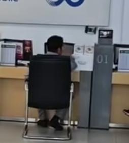 离谱。江西，一男子去营业厅办8元保号套餐，却当场被告知根本办不了，反而被工作人员