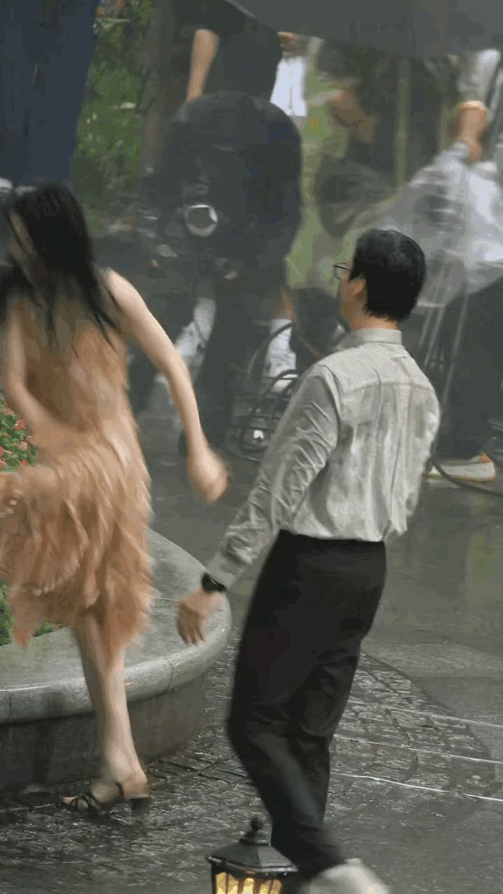 钟楚曦，不像演的。最近，钟楚曦和陈伟霆新剧路透在全网疯传，不少网友表示：两人假戏