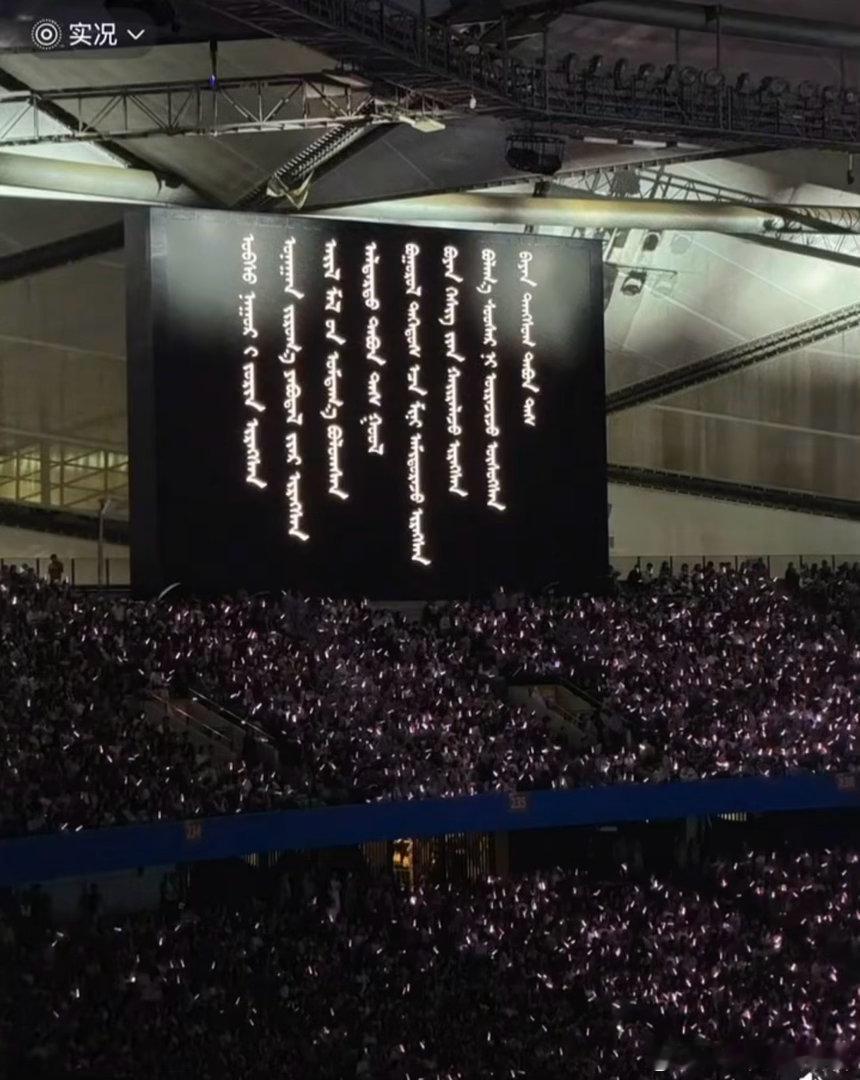 玲花为了防止曾毅也是用心了 曾毅那张脸写满了“这什么玩意儿”。玲花在旁边偷笑：这