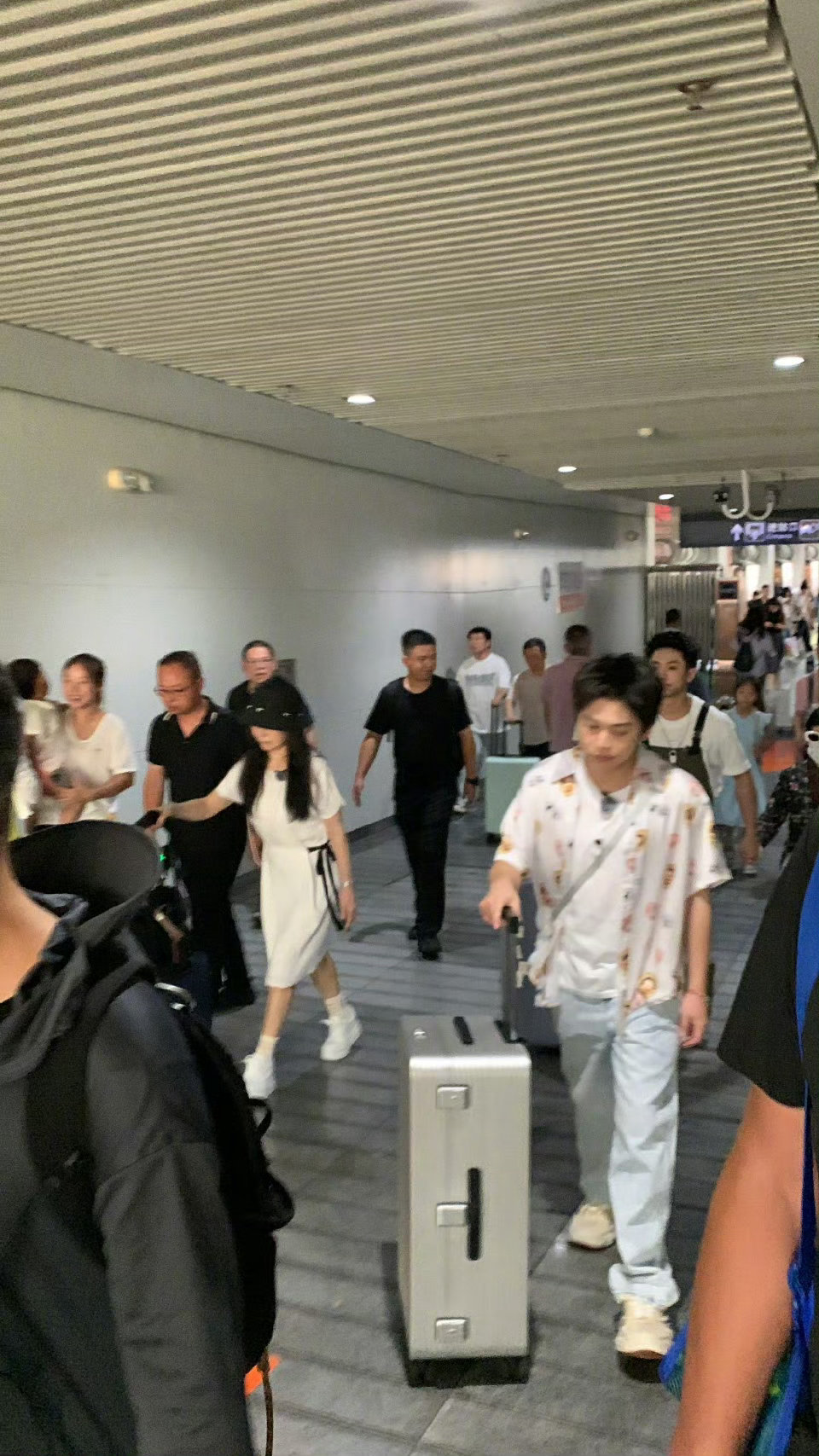 武艺带家人坐高铁搞笑艺家人武艺携家人出现在郴州高铁站，已经开始期待节目啦 ​​​