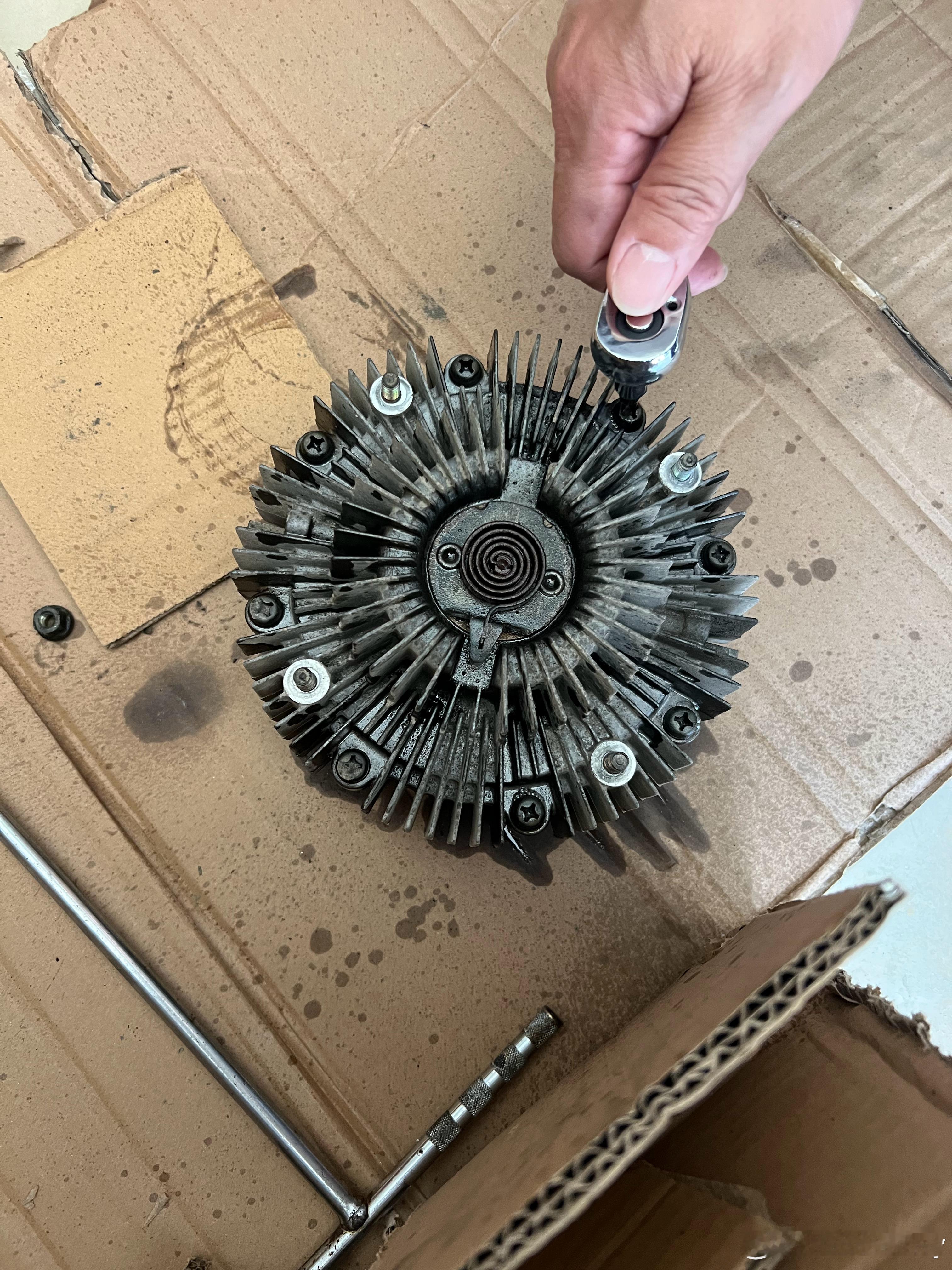 今天LC100的硅油风扇和AHC悬架控制系统保养了一下，把耦合器硅油换了，还有底