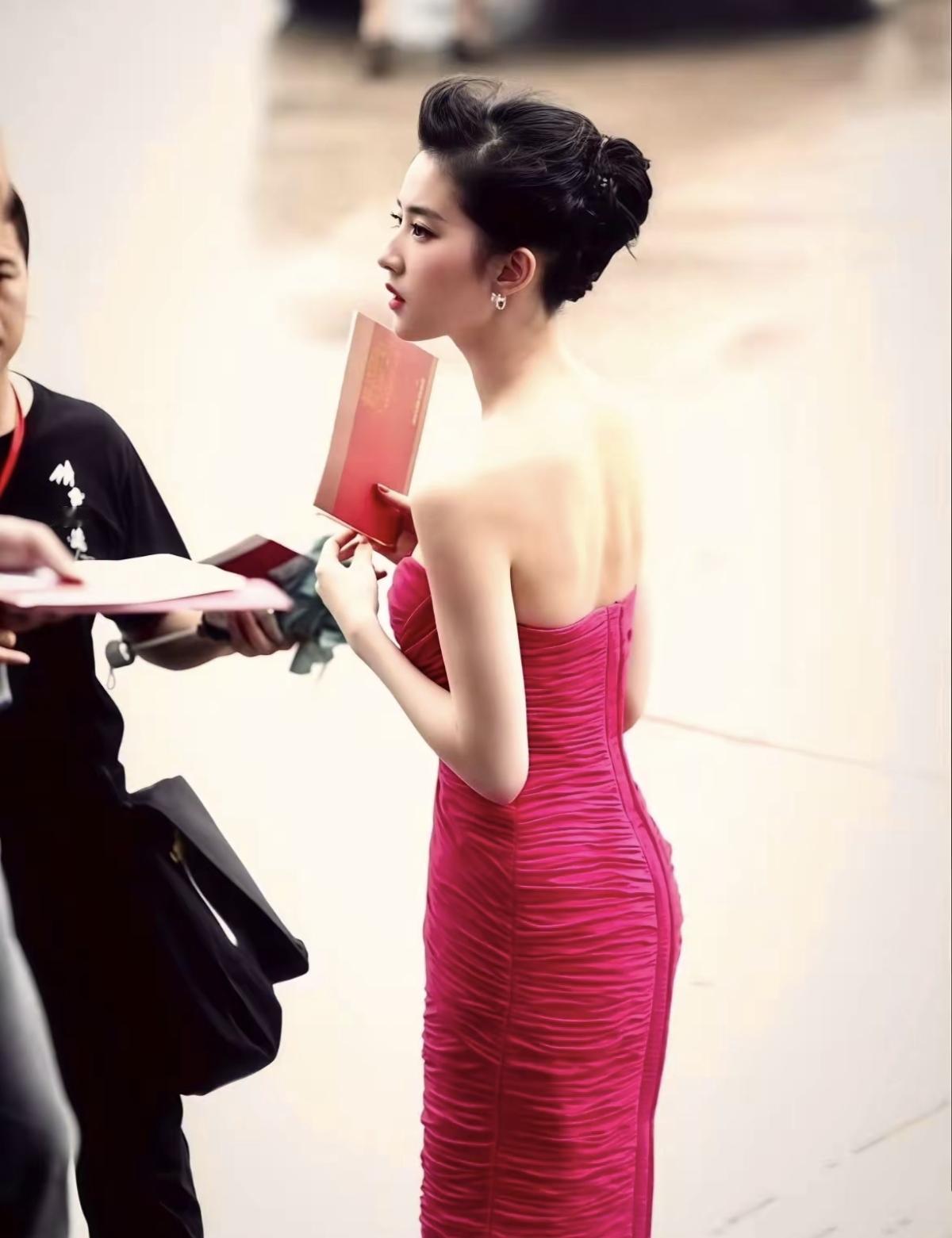 这抹浓烈的玫红，也压不住刘亦菲自带的清冷贵气[赞]刘亦菲的美貌，是老天赏饭吃的程