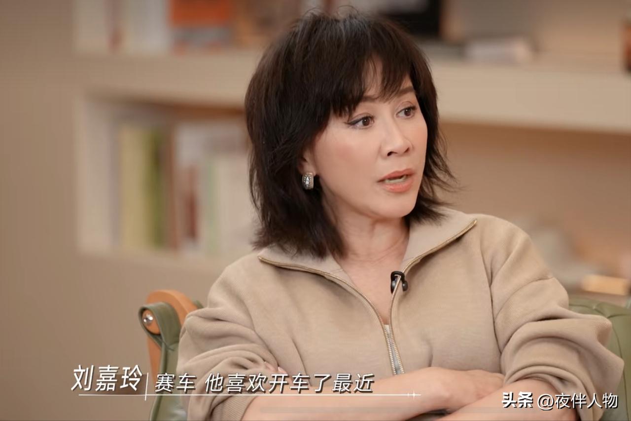 刘嘉玲跟李静说： “我六十岁还跳伞，你试过吗？” 55 岁李静直摇头：“我不敢。