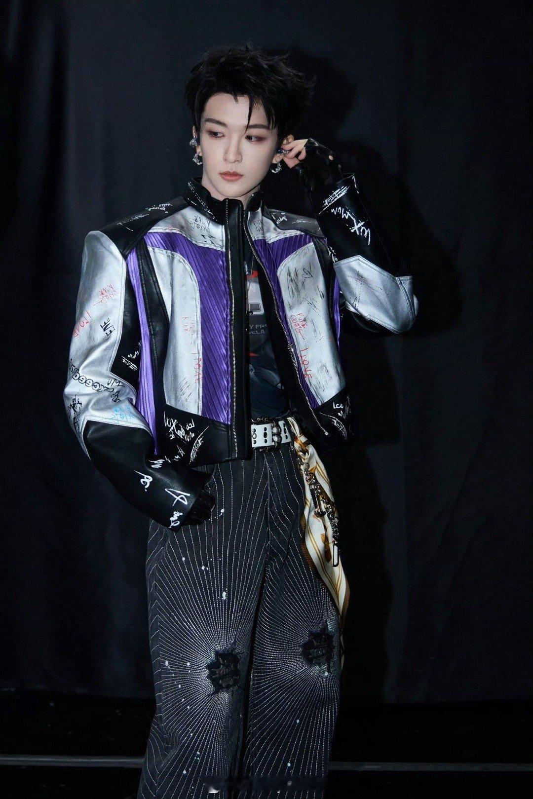 黄子弘凡回复粉丝找不到弘凡怎么办俺不中嘞，谁家歌手这么会整活，粉丝问：如果下辈子