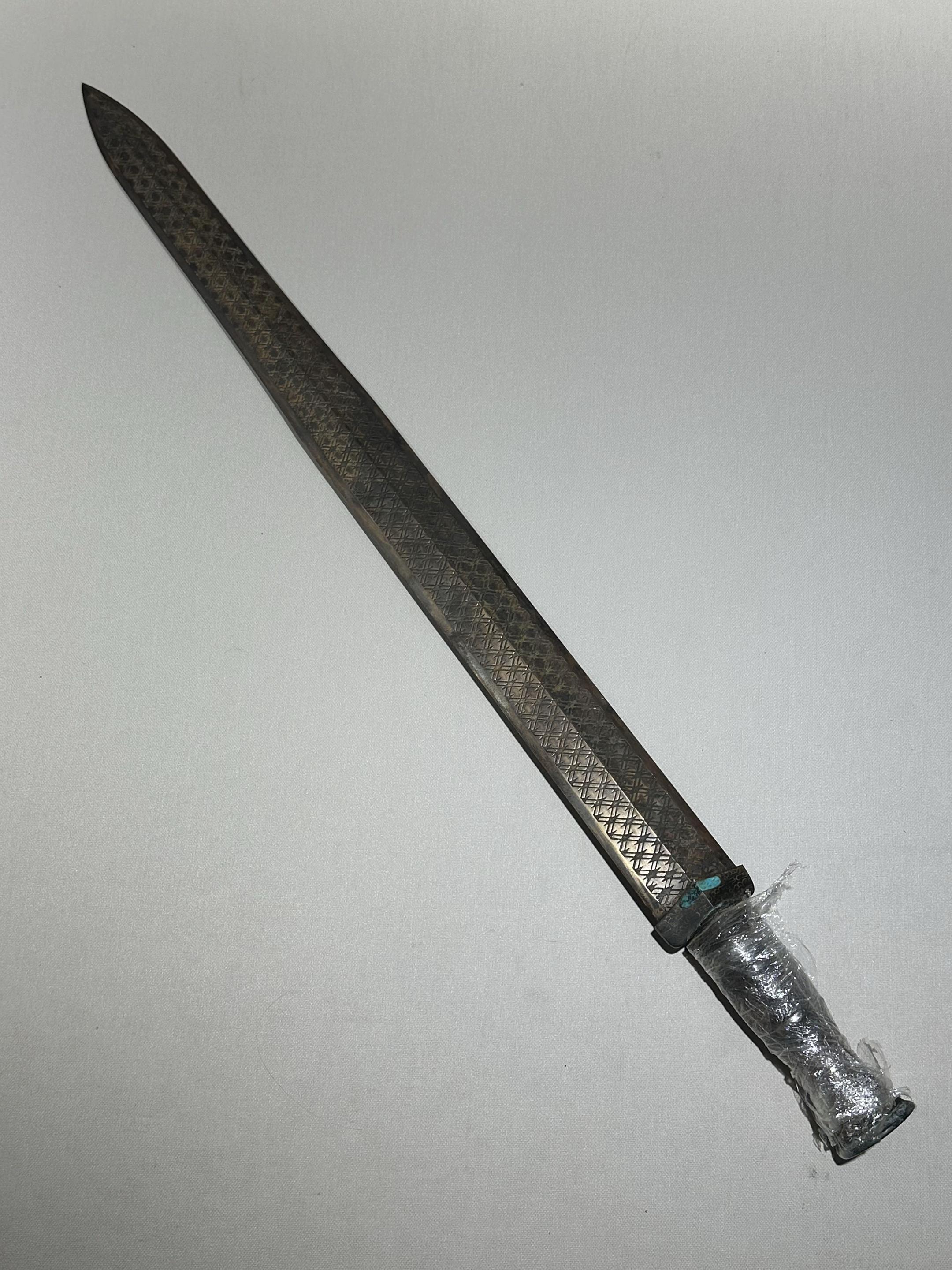 青铜剑。古铜剑，是中国古代的一种兵器。青铜剑是在早期商朝时期由青铜铸造...