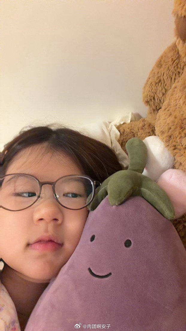没有把我天天抱着的轻松熊带回家里来 只好抱着我的茄子入睡了 晚安我的宝宝们！ ​