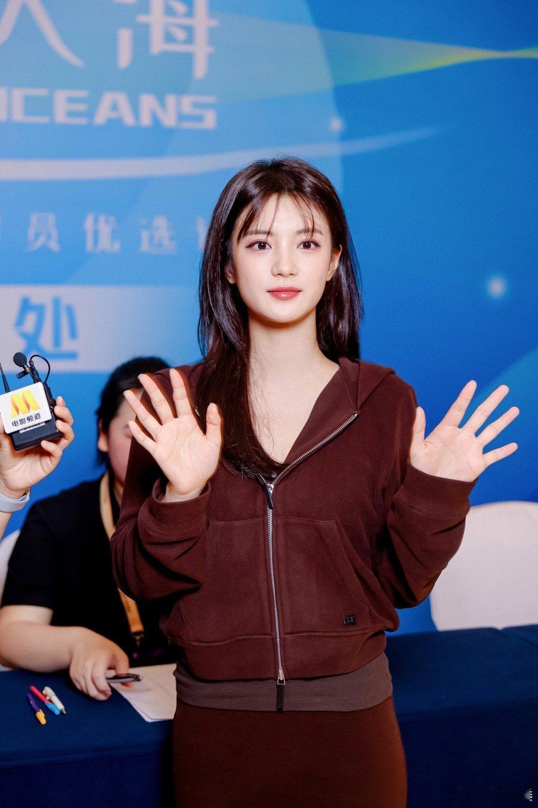 谁懂这种久别重逢的售后感！周冬雨在星辰大海推荐张雅钦，时隔4年的互动依旧暖心，希