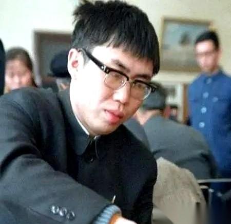 我跟你说，聂卫平当年封神，绝不只因为棋下得好。
就说那次去武大演讲，底下几千个大