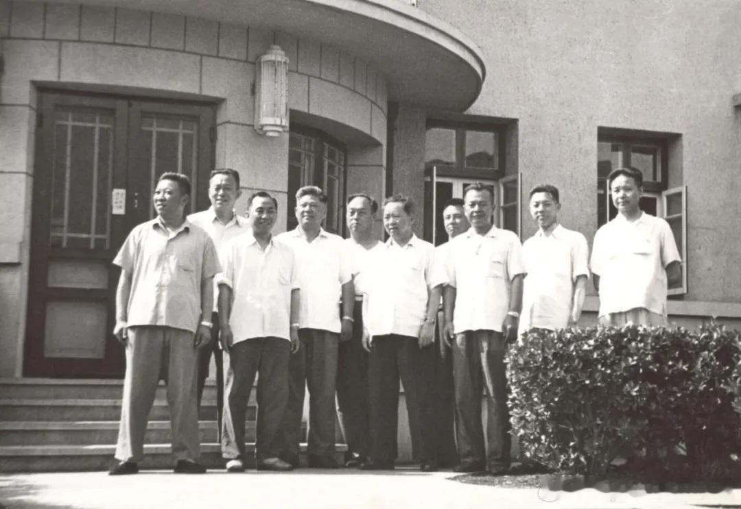 1959年刘亚楼亲自担任空军条令编审小组组长，组织了最多时达1112人的庞大编写
